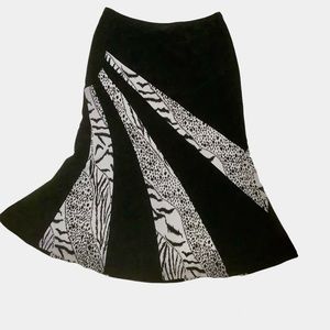 NUEVA BLAK AND WHITE ELASTIC SKIRT/ Size 8